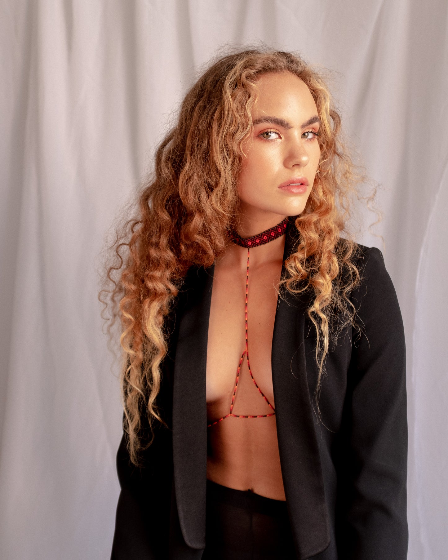 TRIANGLE CHOKER RED/ORANGE/BLACK